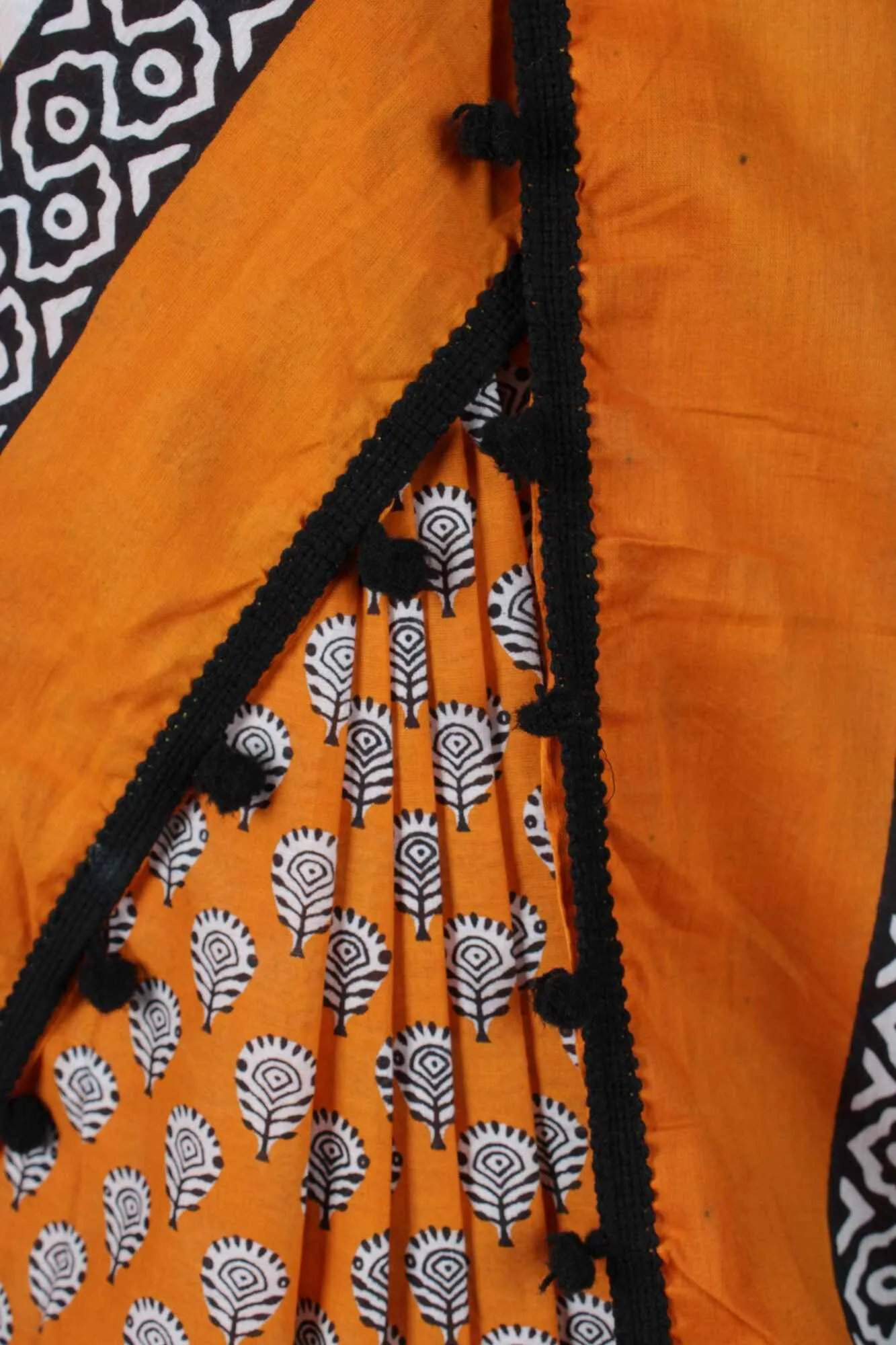 MUSTARD & BLACK SANGANERI COTTON MUL MUL PRINTED 1 MINUTE SAREE WITH POMPOM